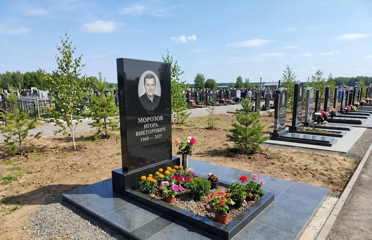 Уборка могилы со скамьёй до и после в Перми