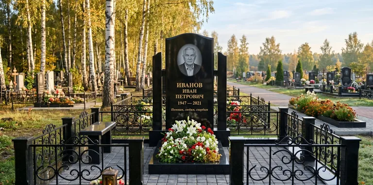 Мемориальный комплекс с цветником и оградой в Перми