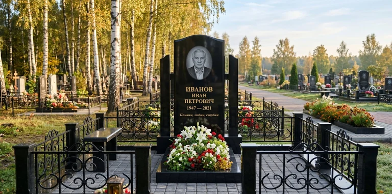 Установка памятника на могилу под ключ в Перми — гранитный мемориальный комплекс, ограда, плитка, благоустройство