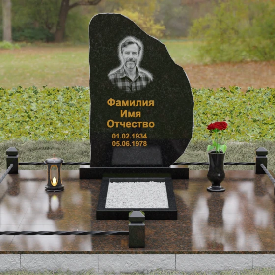 Гранитный памятник — скала с кованой оградой, гранит Габбро-диабаз, вид 2, в Якутске