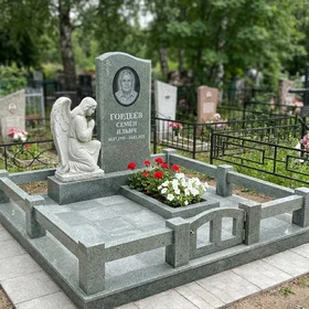 Памятник из серо-зелёного гранита с коленопреклонённым ангелом