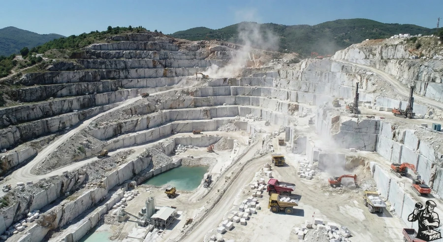 mramornyj-karer-dobycha-kamnya-aerial-view