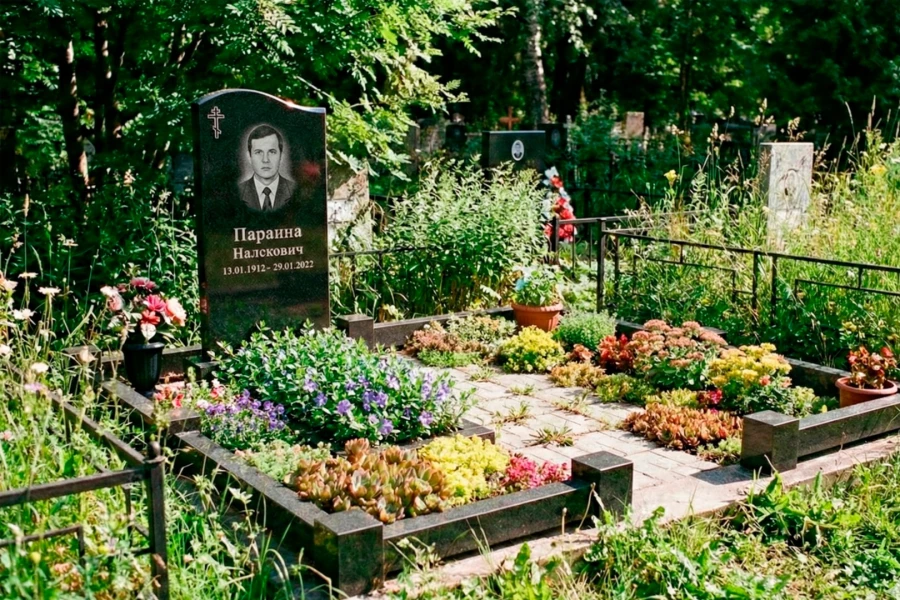 sovremennoe-zahoronenie-s-travoi-mezhdu-plitkoi-2