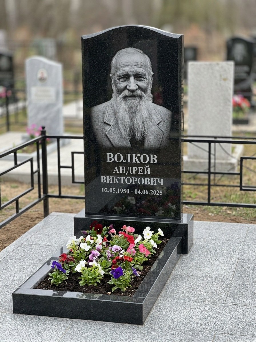 Портрет на памятнике в Перми — Старый снимок восстановили, портрет по грудь — гравировка